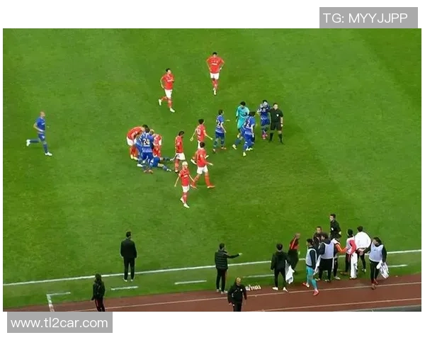 中超激战曼联与尤文图斯平局红牌事件引发全场热议与争议 中超激战曼联与尤文图斯平局红牌事件引发全场热议与争议